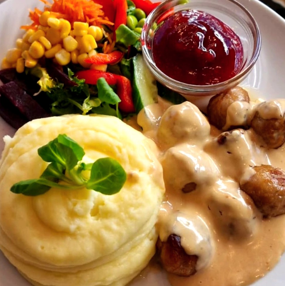 Köttbullar med potatismos,gräddsås och limgonröra